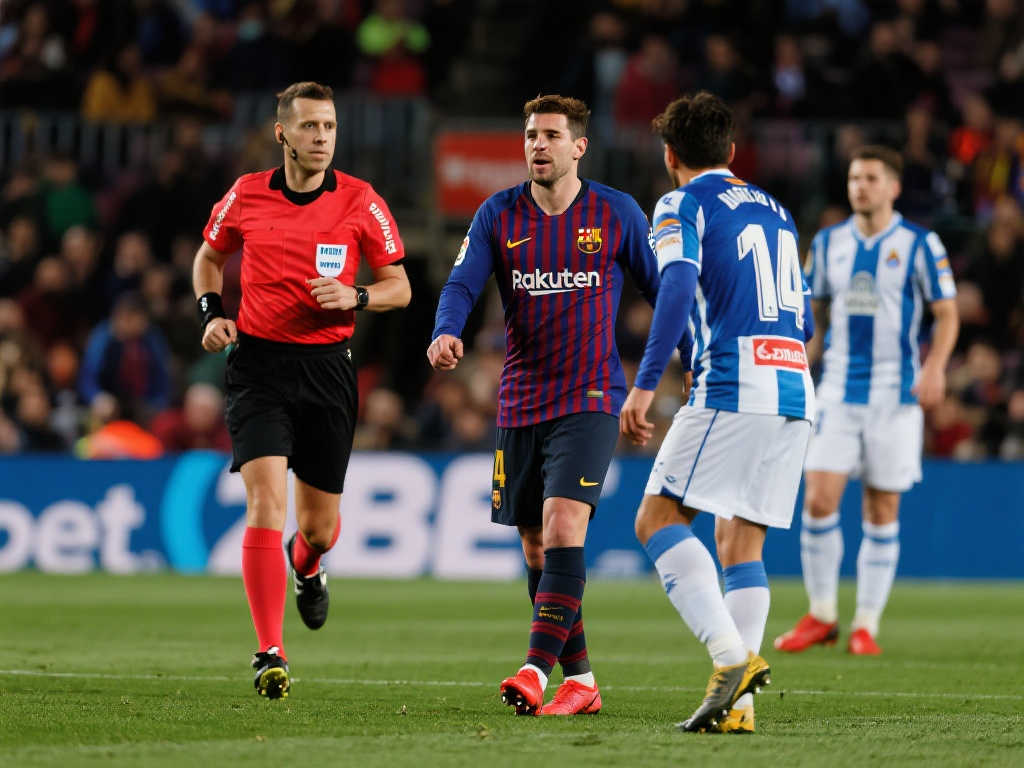 红牌与密集赛程双重打击,巴萨皇社巅峰对决失衡 红牌与密集赛程双重打击,巴萨皇社巅峰对决失衡