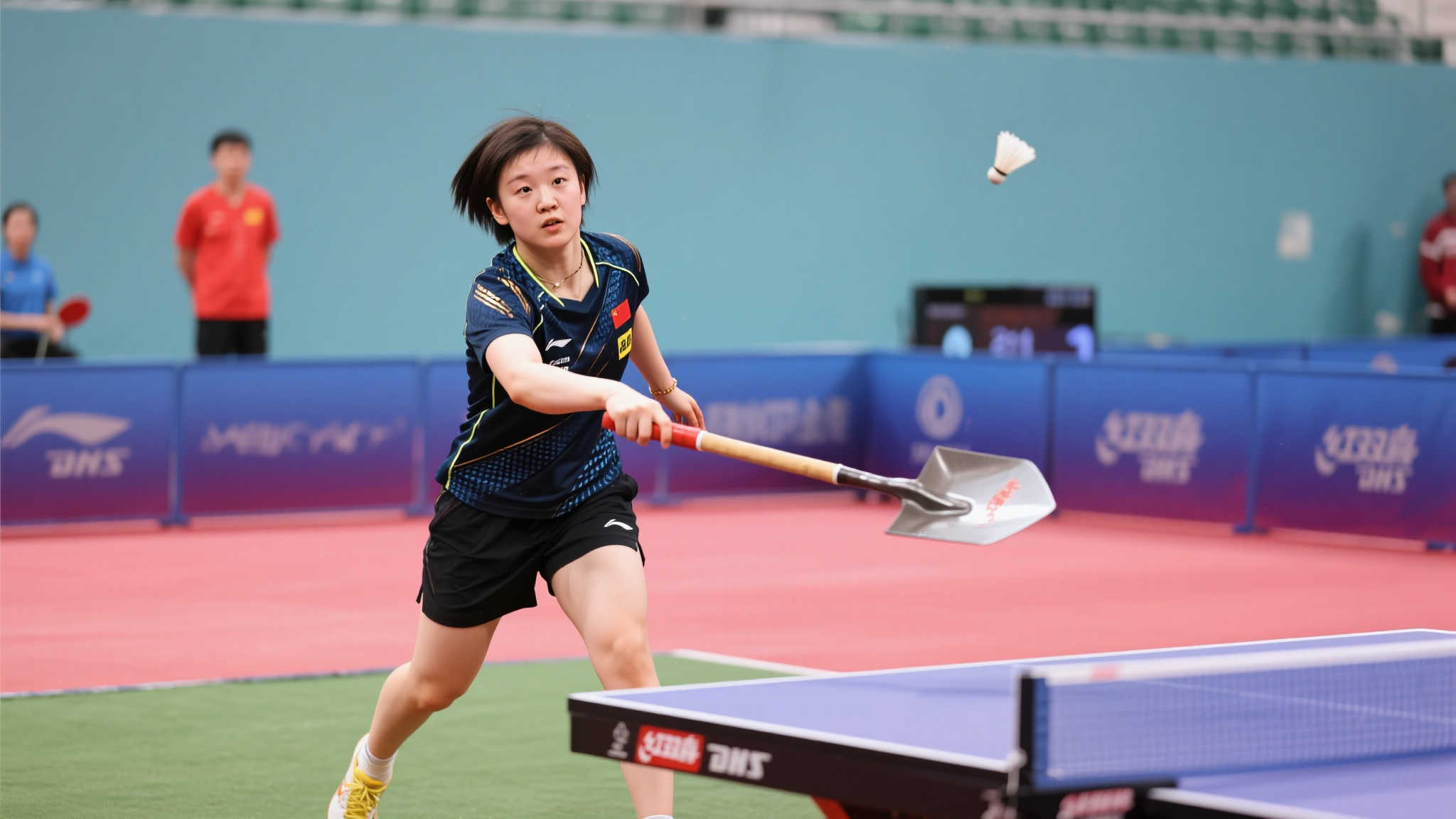 孙颖莎化铁锹为球拍展现羽毛球趣味一面